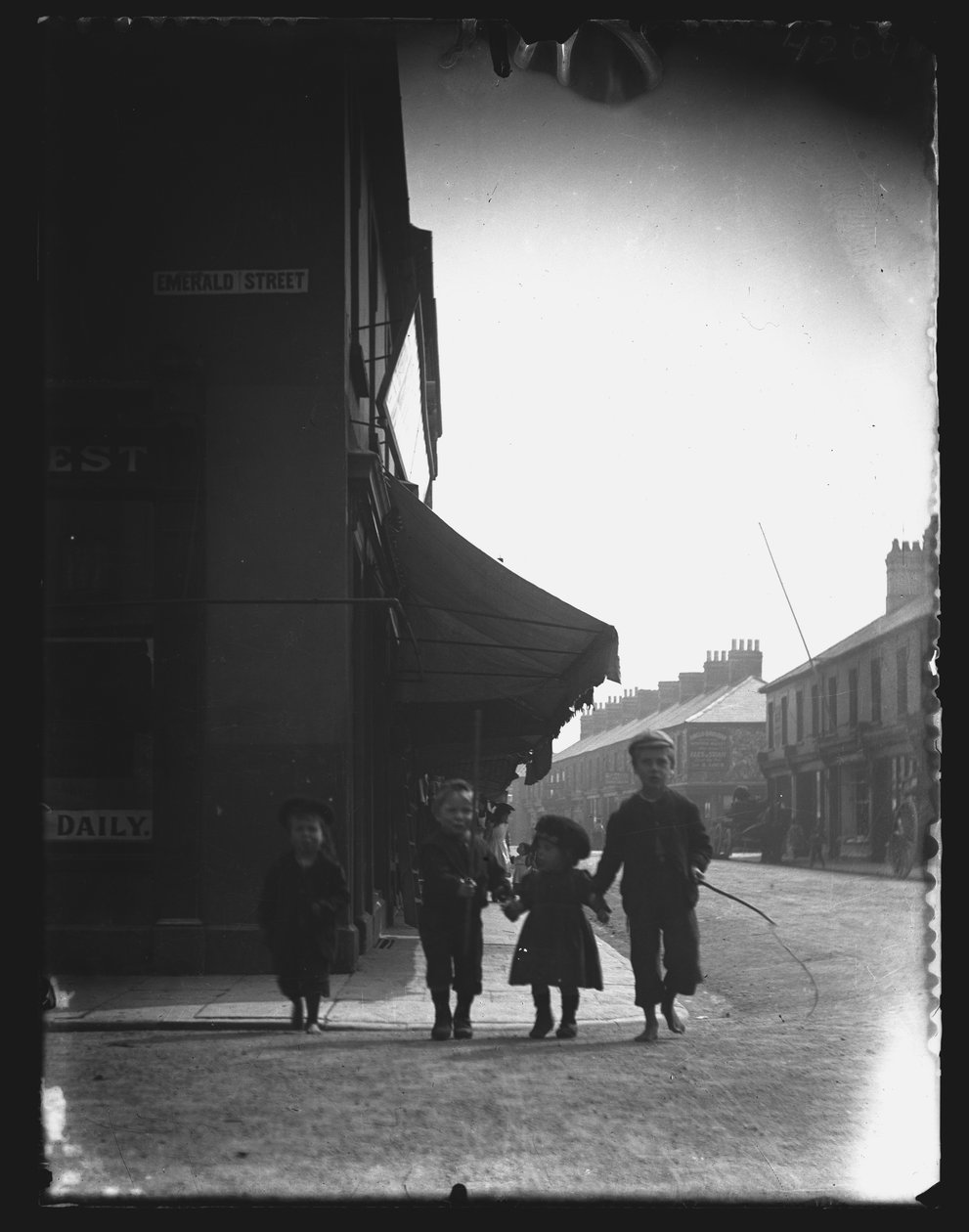 Emerald Street, Cardiff, 1890- eller 1900-tal. av William Booth