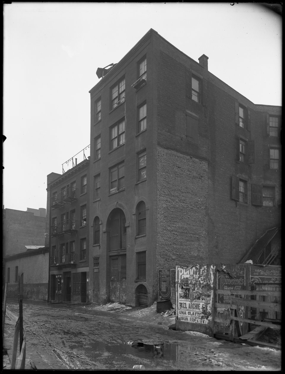 63 Downing Street, New York City, 18 februari 1916 av William Davis Hassler