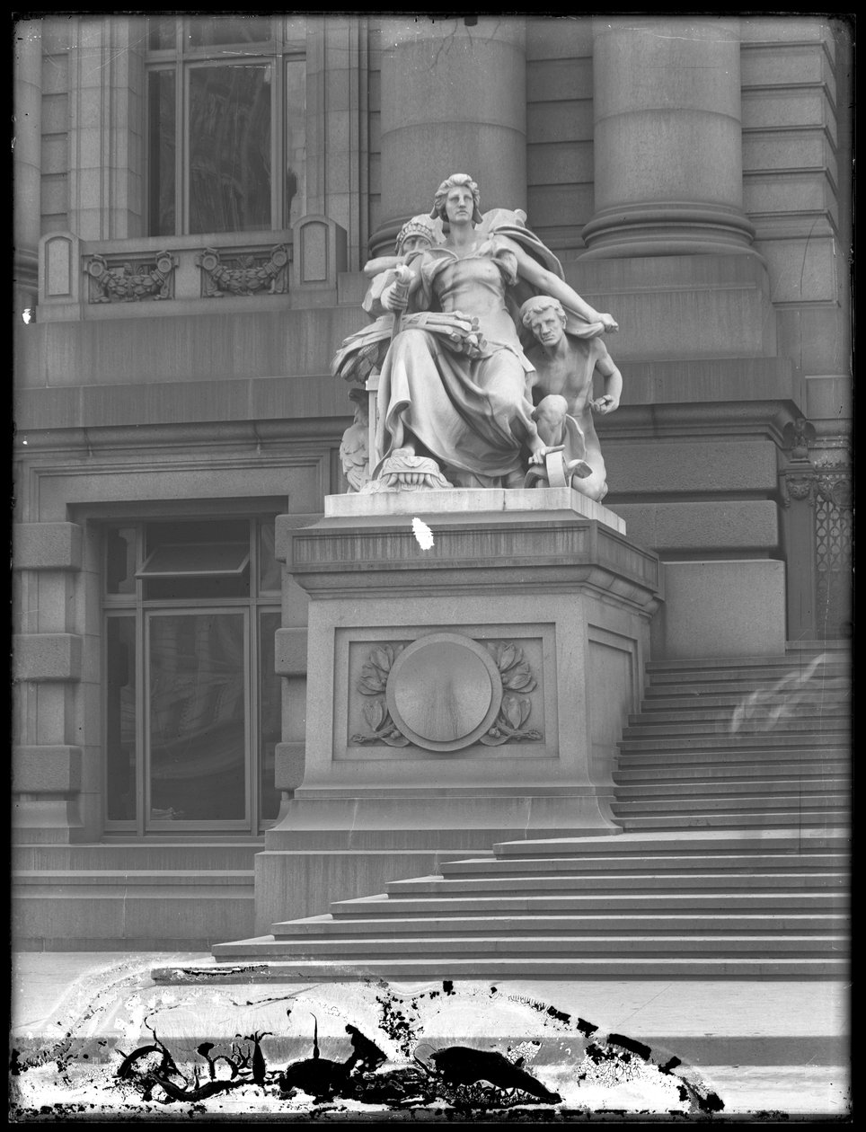 Staty av "Amerika" utanför Custom House, New York City, ca 1912 av William Davis Hassler