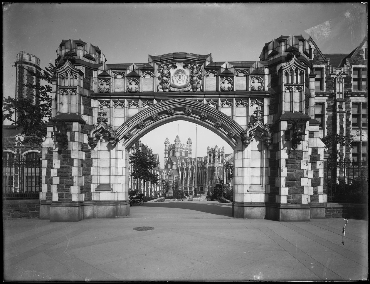 Amsterdam Avenue gate till City College of New York campus, New York City, 13 juli 1914 av William Davis Hassler