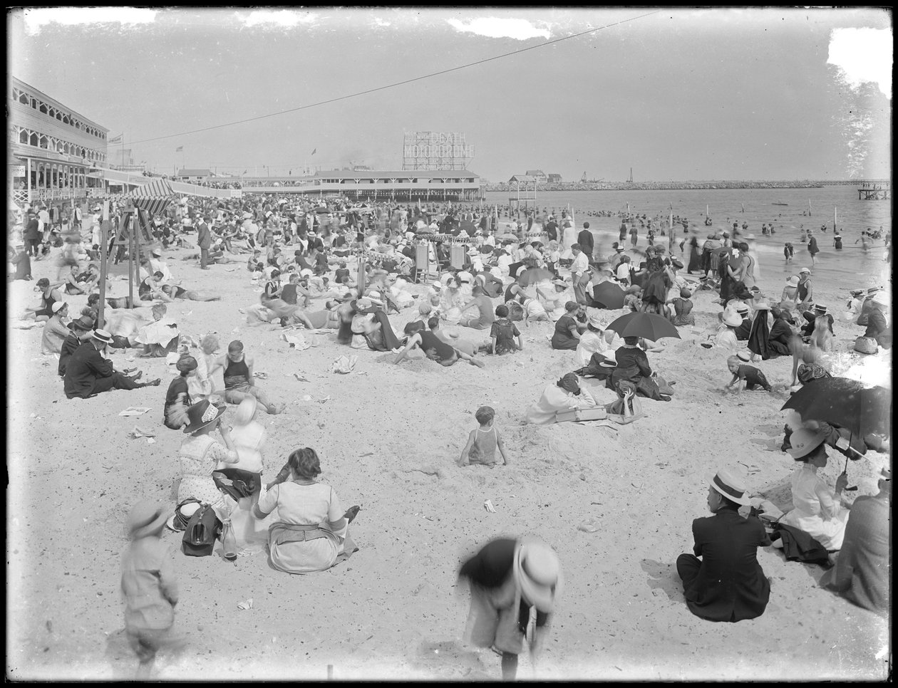 Badande vid Brighton Beach, Brooklyn, 3 augusti 1912 av William Davis Hassler