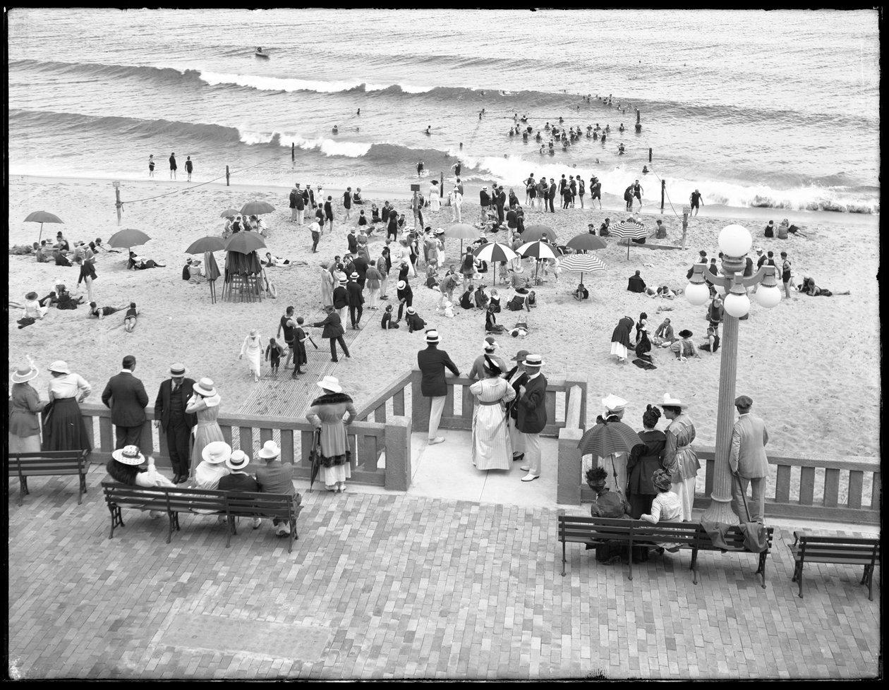 Strandgäster och badgäster, Deal, New Jersey, juli 1916 av William Davis Hassler