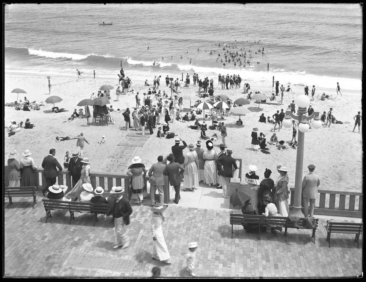 Strandgäster och badgäster, Deal, New Jersey, juli 1916 av William Davis Hassler