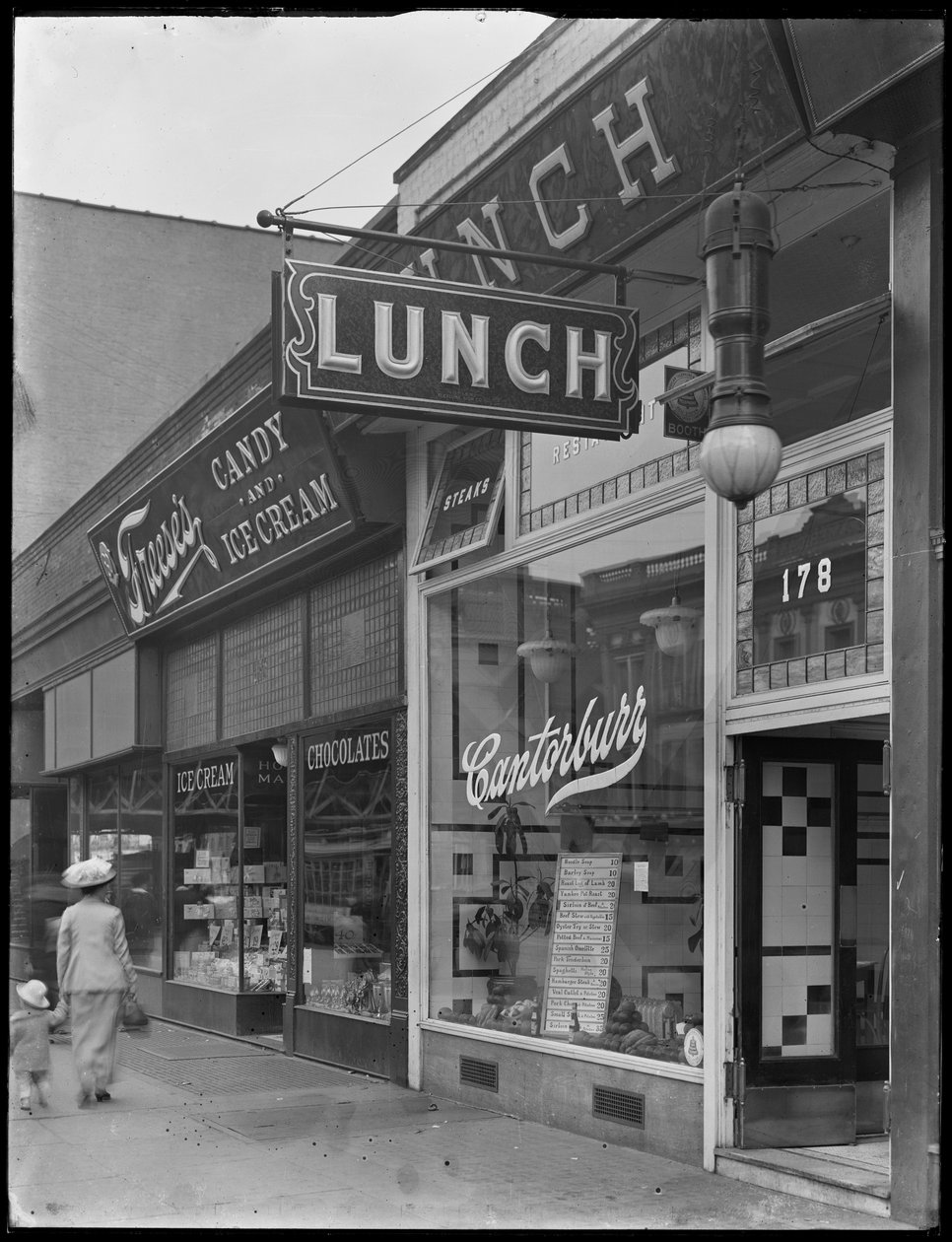 Canterbury Lunch skylt på 202 (eller 178) E. 125th Street, New York City, 2 maj 1916. av William Davis Hassler