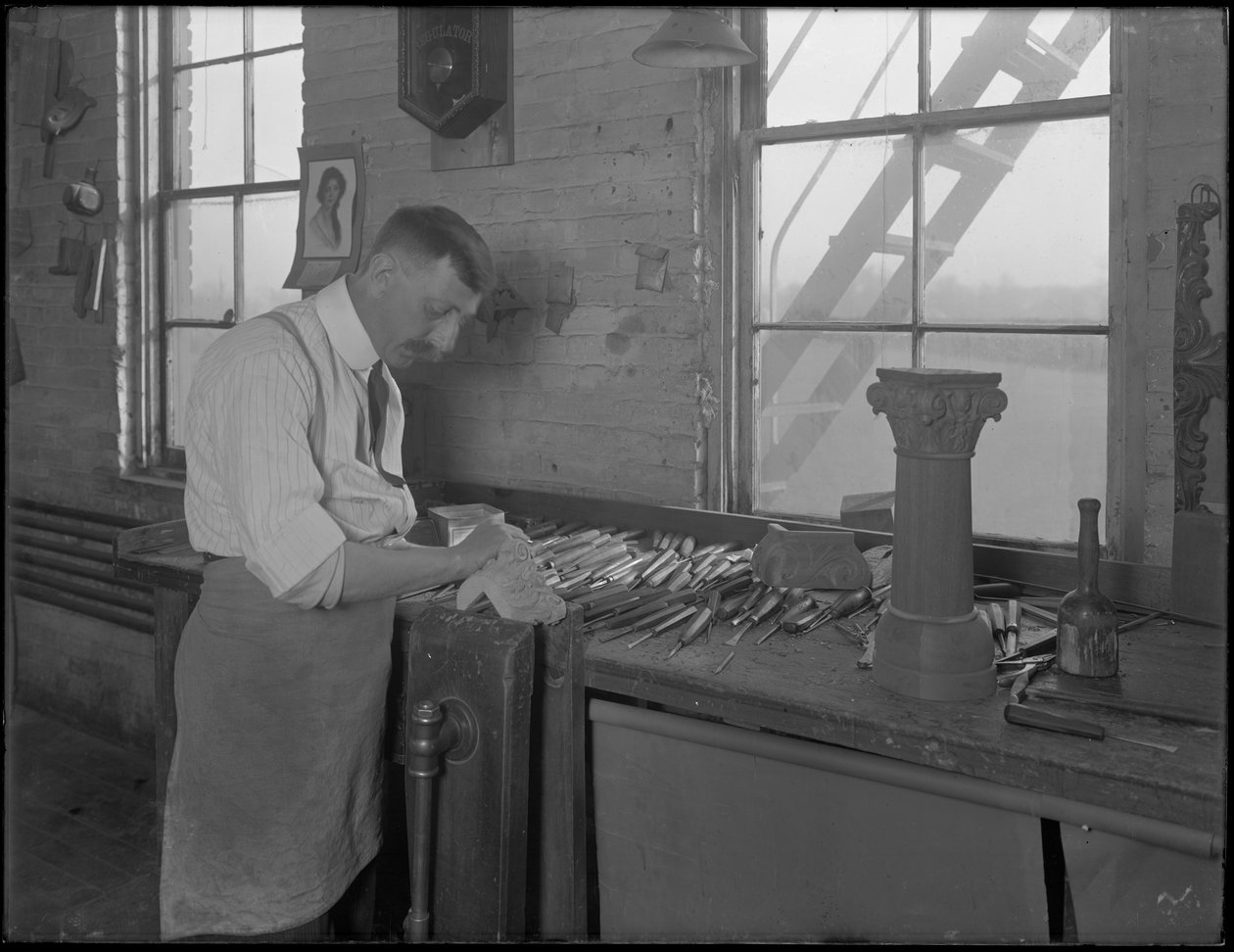 Carver arbetar med kistornament, Oneida, New York, 3 april 1916 av William Davis Hassler