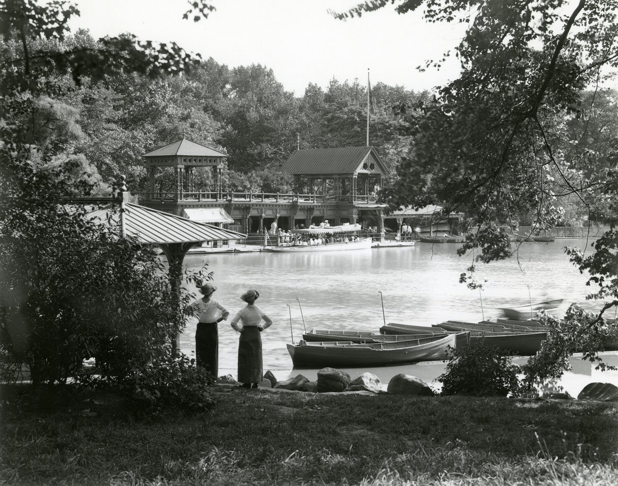 Central Park Boat House, ca 1910-21 av William Davis Hassler
