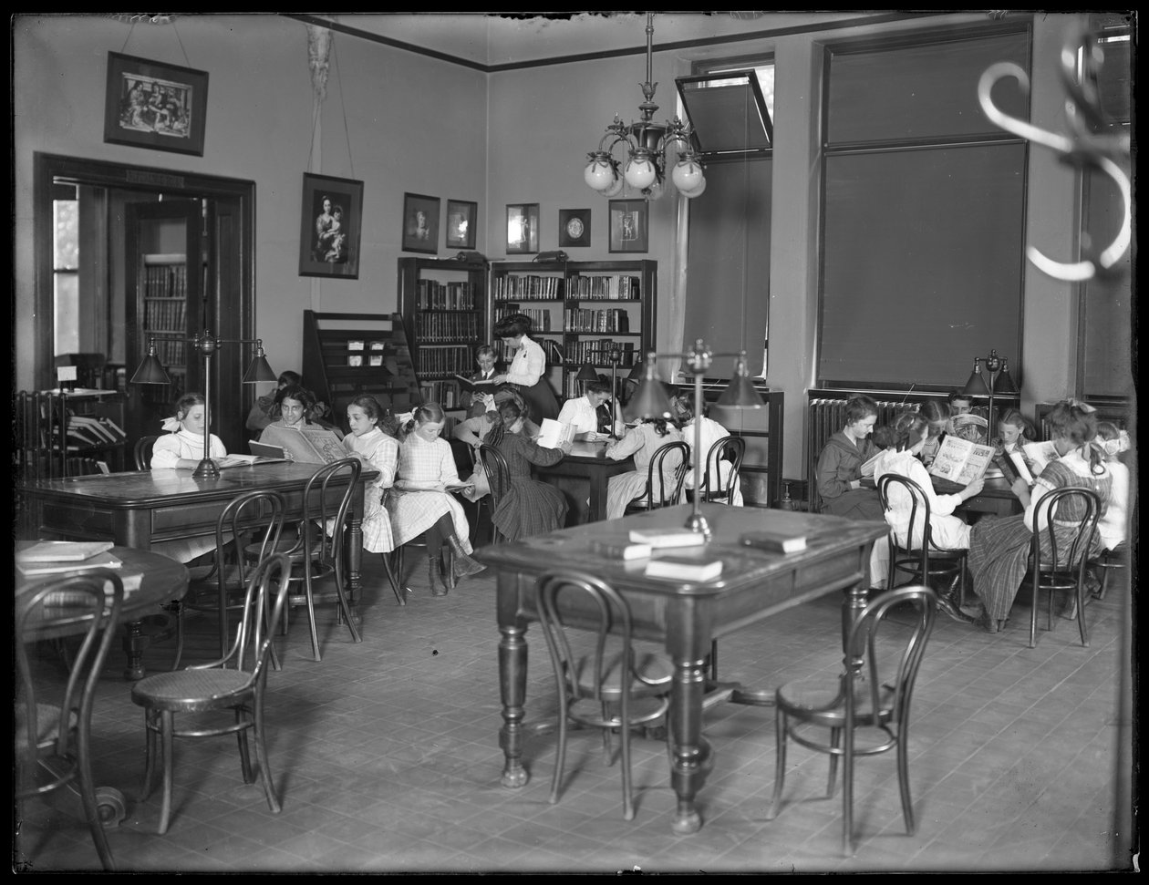 Barn som läser i läsesalen i en oidentifierad filial av Queens Borough Public Library, c.1910 av William Davis Hassler