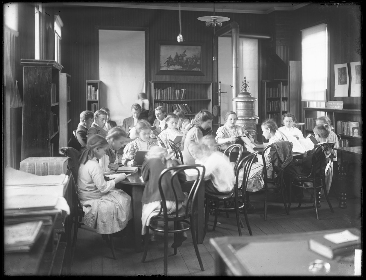 Barn läser i läsrummet i en oidentifierad filial av Queens Borough Public Library, ca 1910. av William Davis Hassler