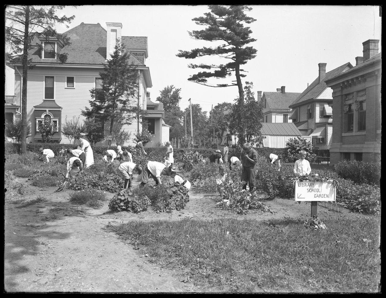 Barn som arbetar i trädgården vid Poppenhusen filial av Queens Borough Public Library, 14 augusti 1915 av William Davis Hassler