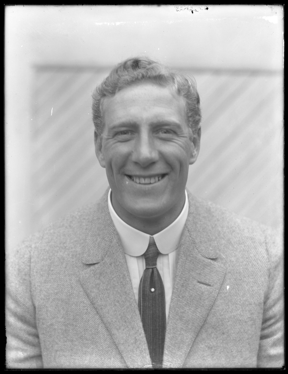 Närbildsporträtt av den engelske boxaren William Thomas Wells (Bombardier Billy Wells) i tweedkostym, ca 1911 av William Davis Hassler