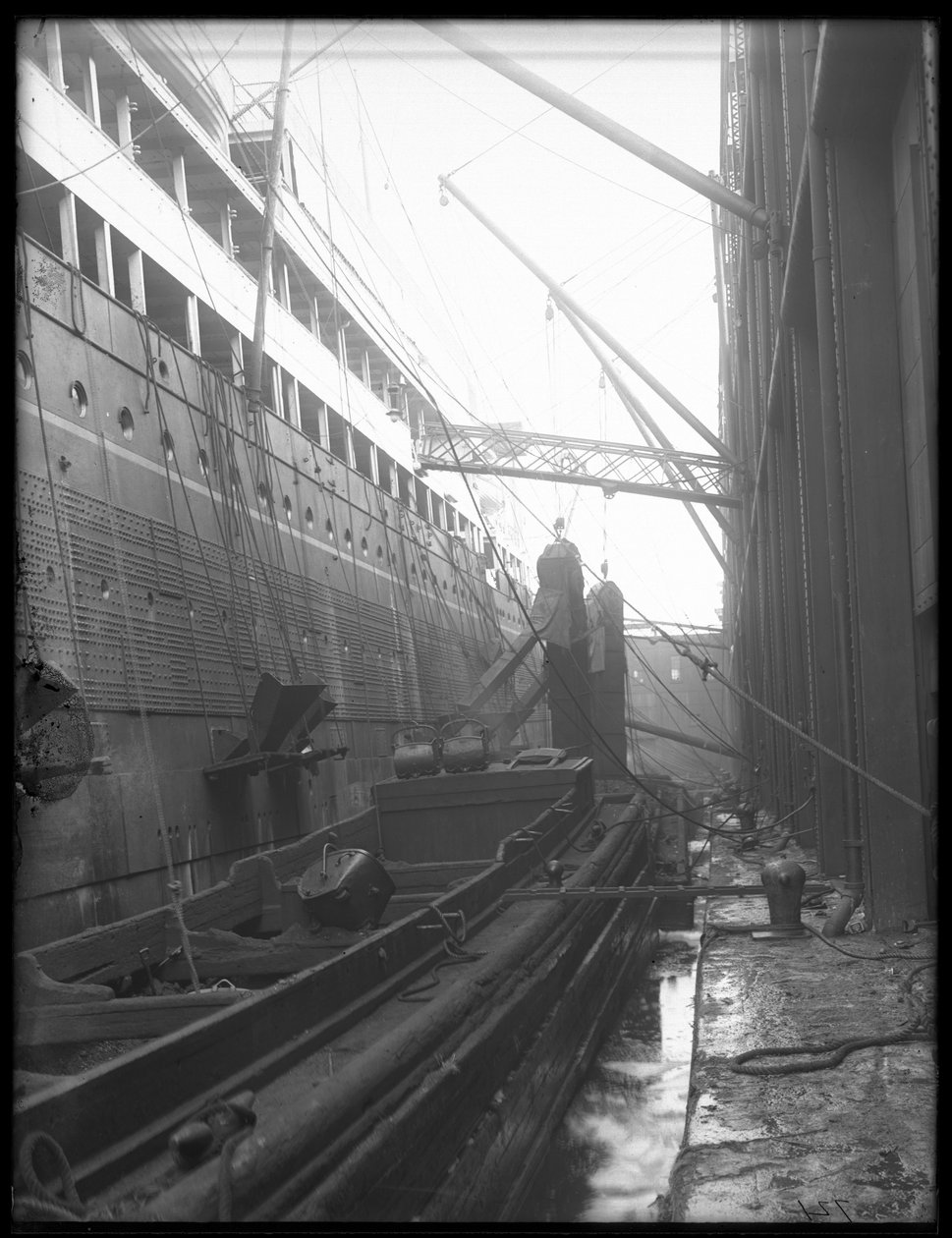 Kolningsångfartyg med bärbara skoptransportörer, foto från 1912 bw av William Davis Hassler