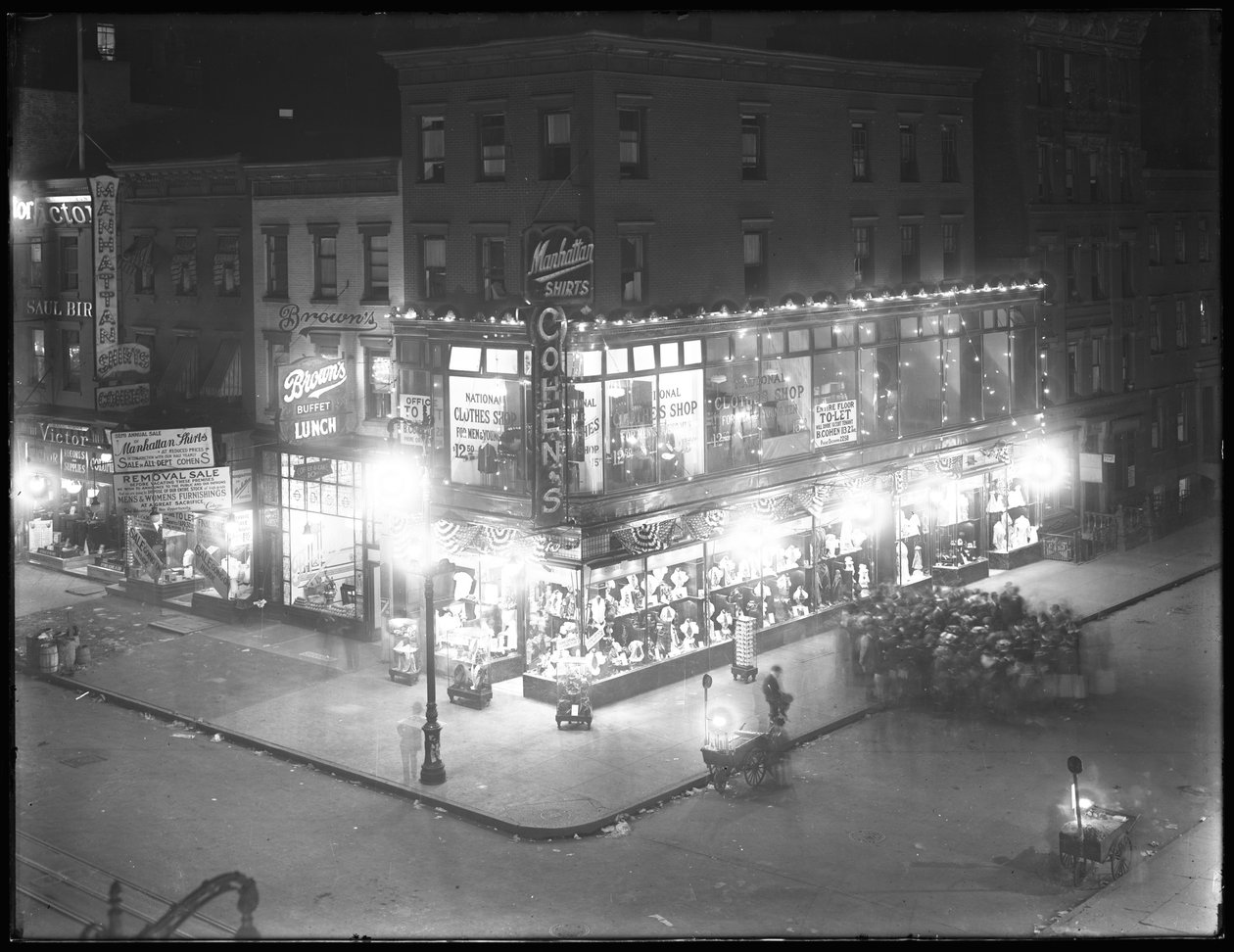 Cohens klädbutik med upplysta skyltfönster, Second Avenue och 7th Street, New York City, 16 september 1916 av William Davis Hassler
