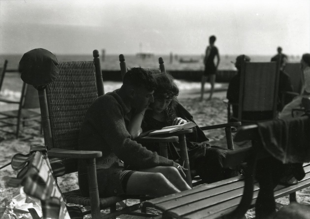 Par som läser på stranden, Coney Island, ca 1910-21 av William Davis Hassler