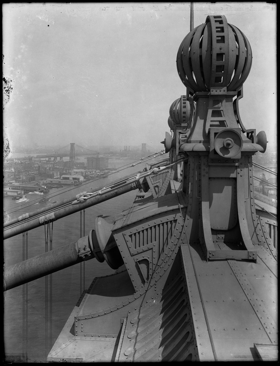 Detalj av ändarna på toppen av Manhattan Bridge, 25 augusti 1914 bw foto av William Davis Hassler