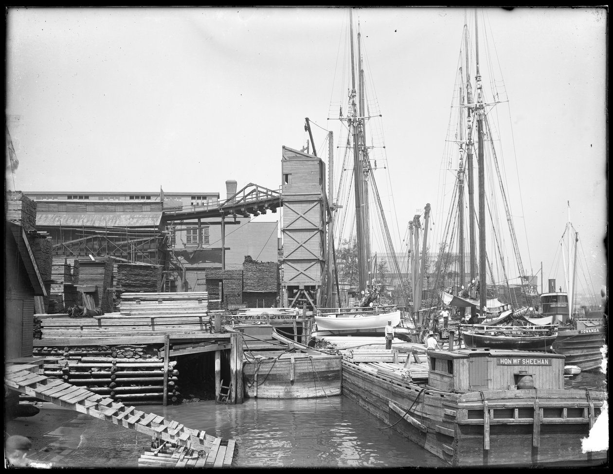 Bryggor och båtar vid oidentifierad vattenkant, möjligen Harlem River, Inwood, New York, ca 1910 av William Davis Hassler