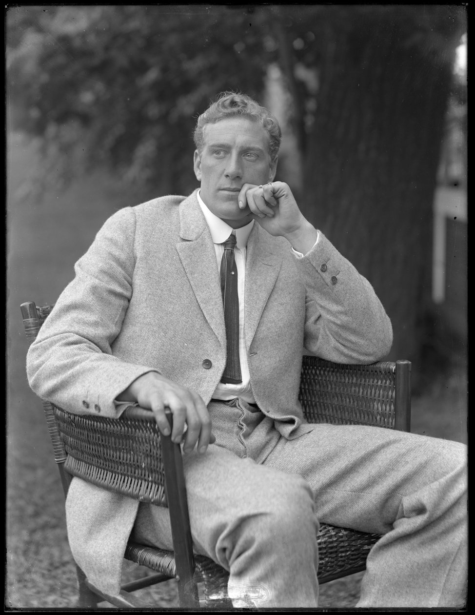 Engelske boxaren William Thomas Wells (Bombardier Billy Wells), poserade sittande i tweedkostym, ca 1911 av William Davis Hassler