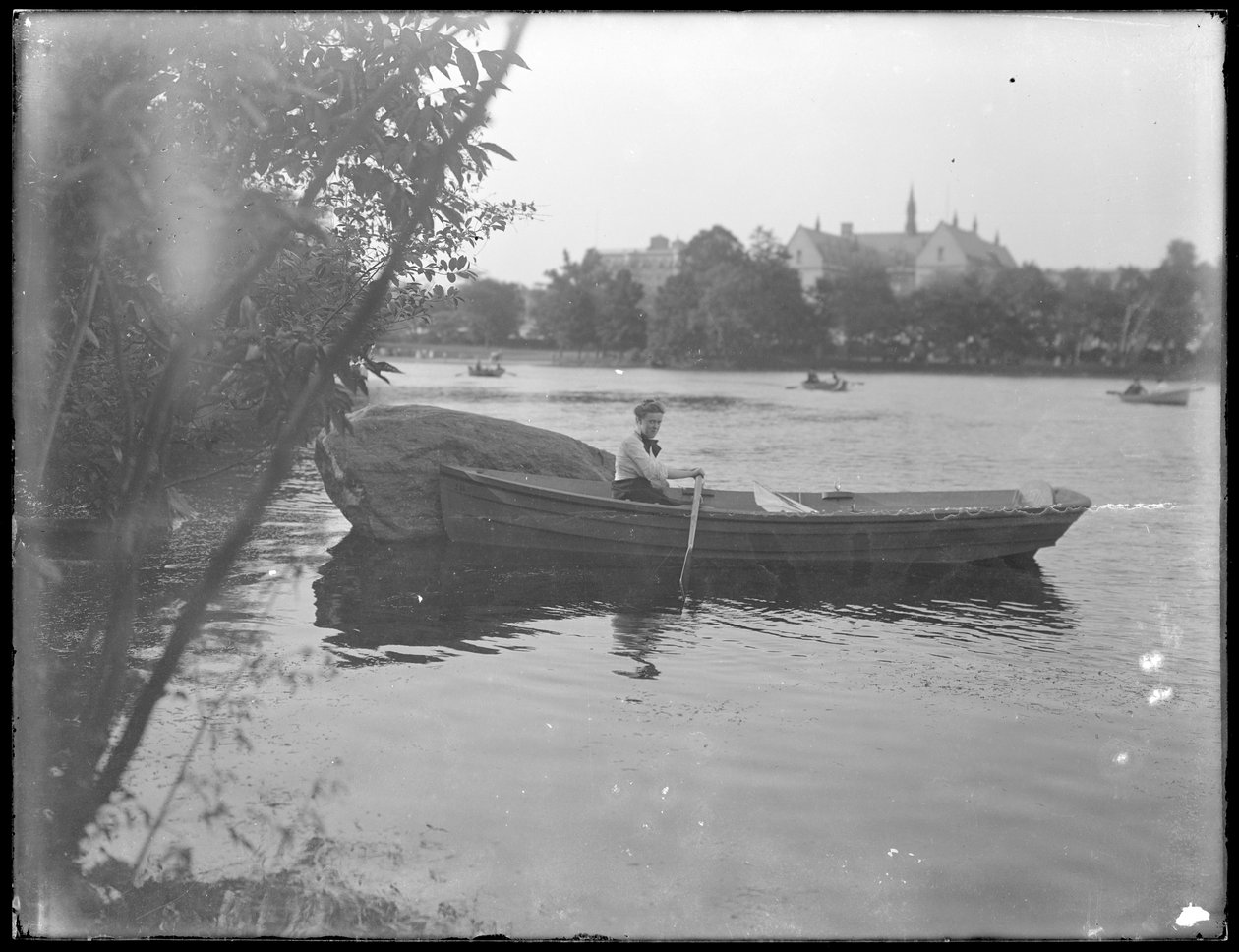 Ethel Gray Magaw Hassler i en roddbåt, Central Park, ca 1912. av William Davis Hassler
