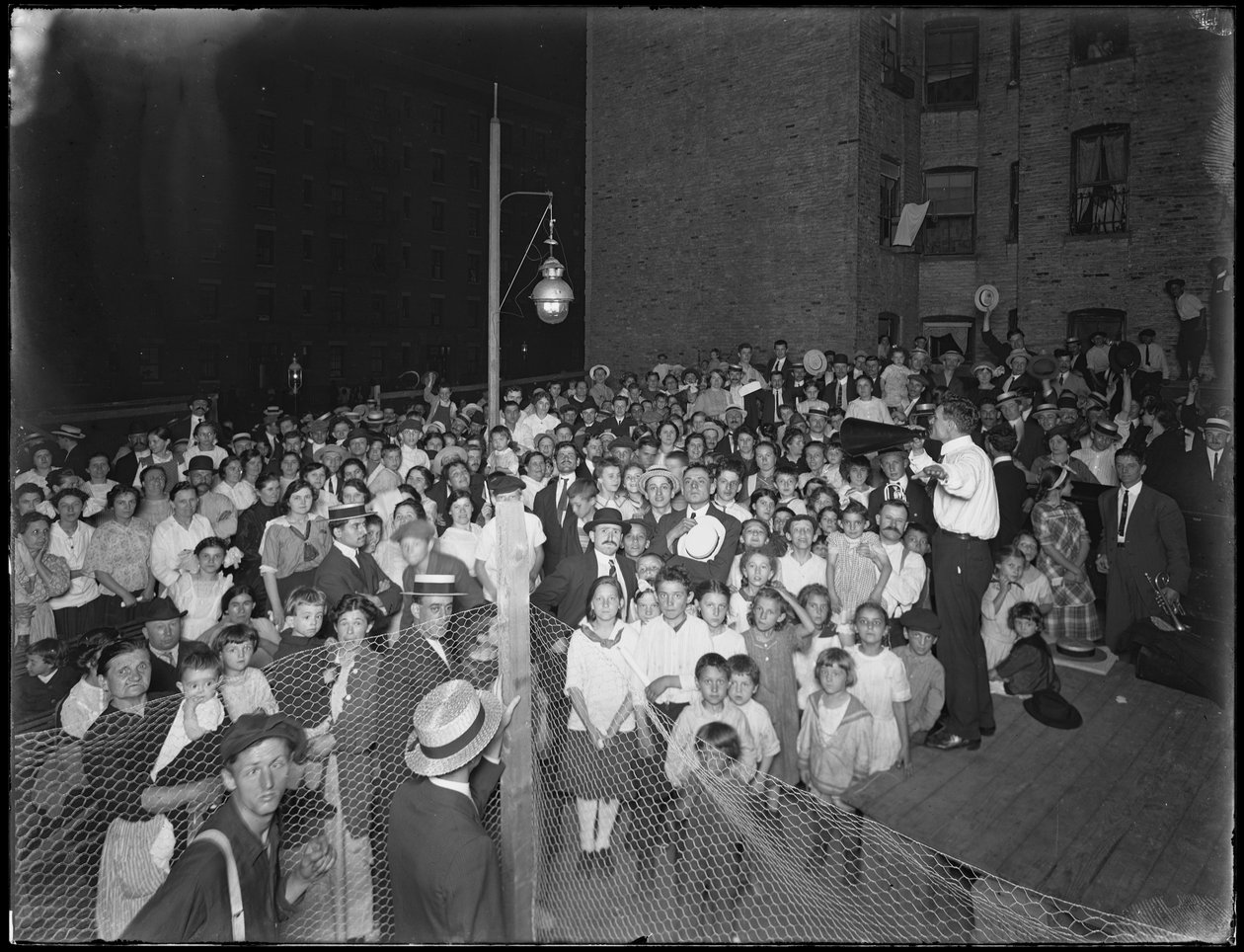 Evangelistic Society meeting, East 79th Street and Avenue A, New York City, 24 juli 1914 av William Davis Hassler