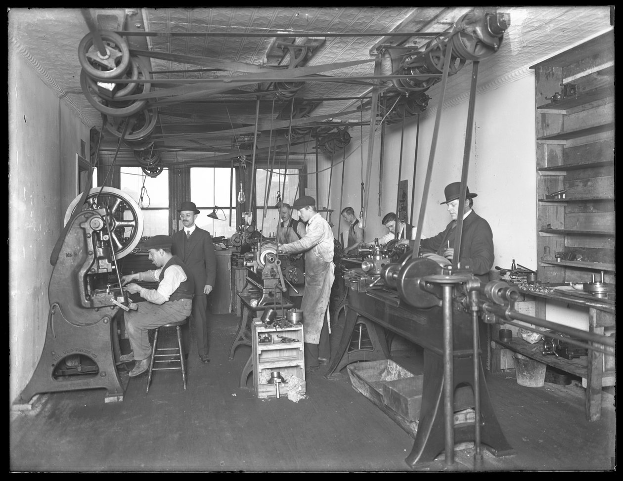 Verkstad på femte våningen, Geyser Electric Water Heater Company, 42 Hudson Street, New York City, 31 december 1914 av William Davis Hassler