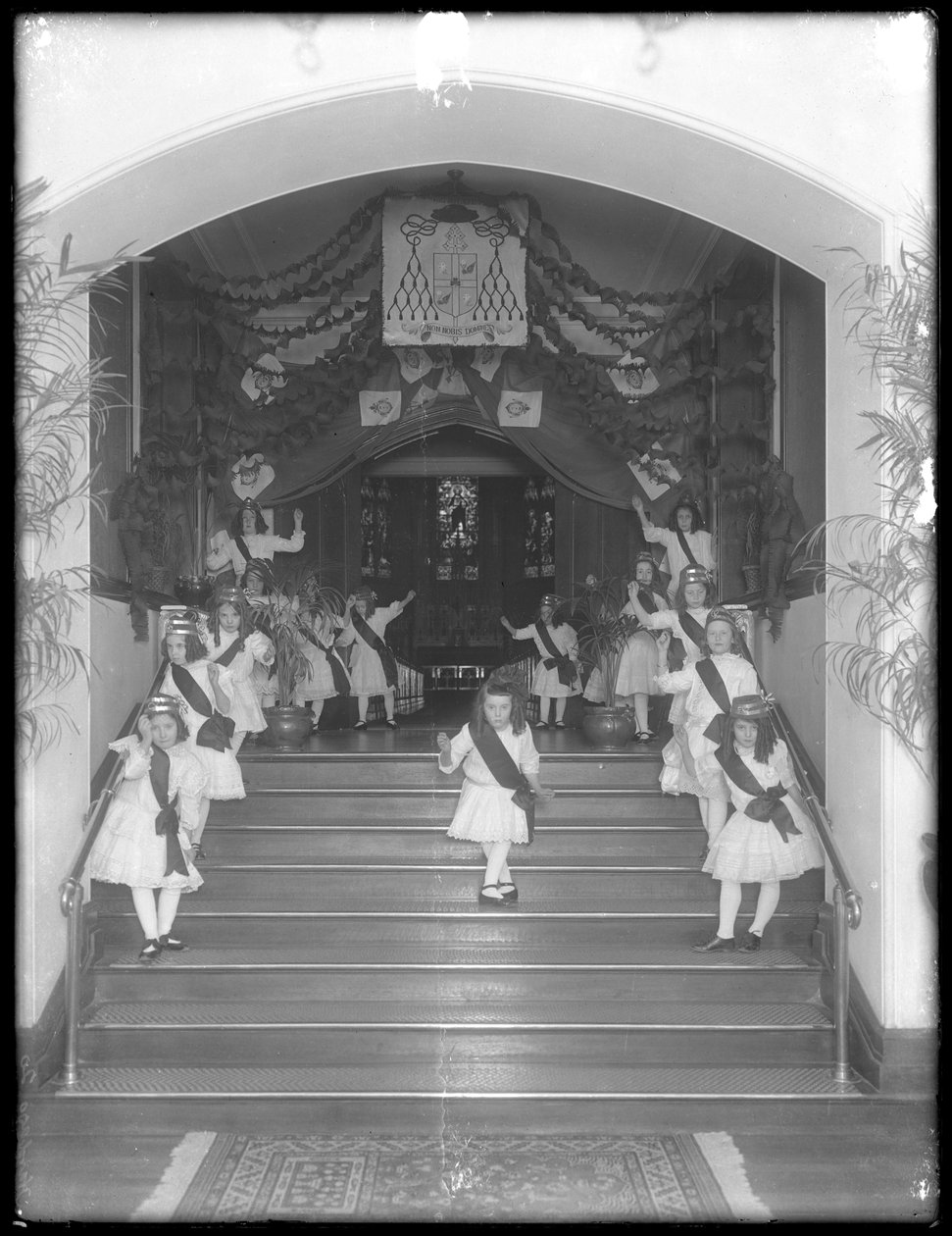Grupp av små flickor på "trappan till kapellet", troligen det romersk-katolska barnhemmet, Kingsbridge, Bronx, omkring 1911. av William Davis Hassler