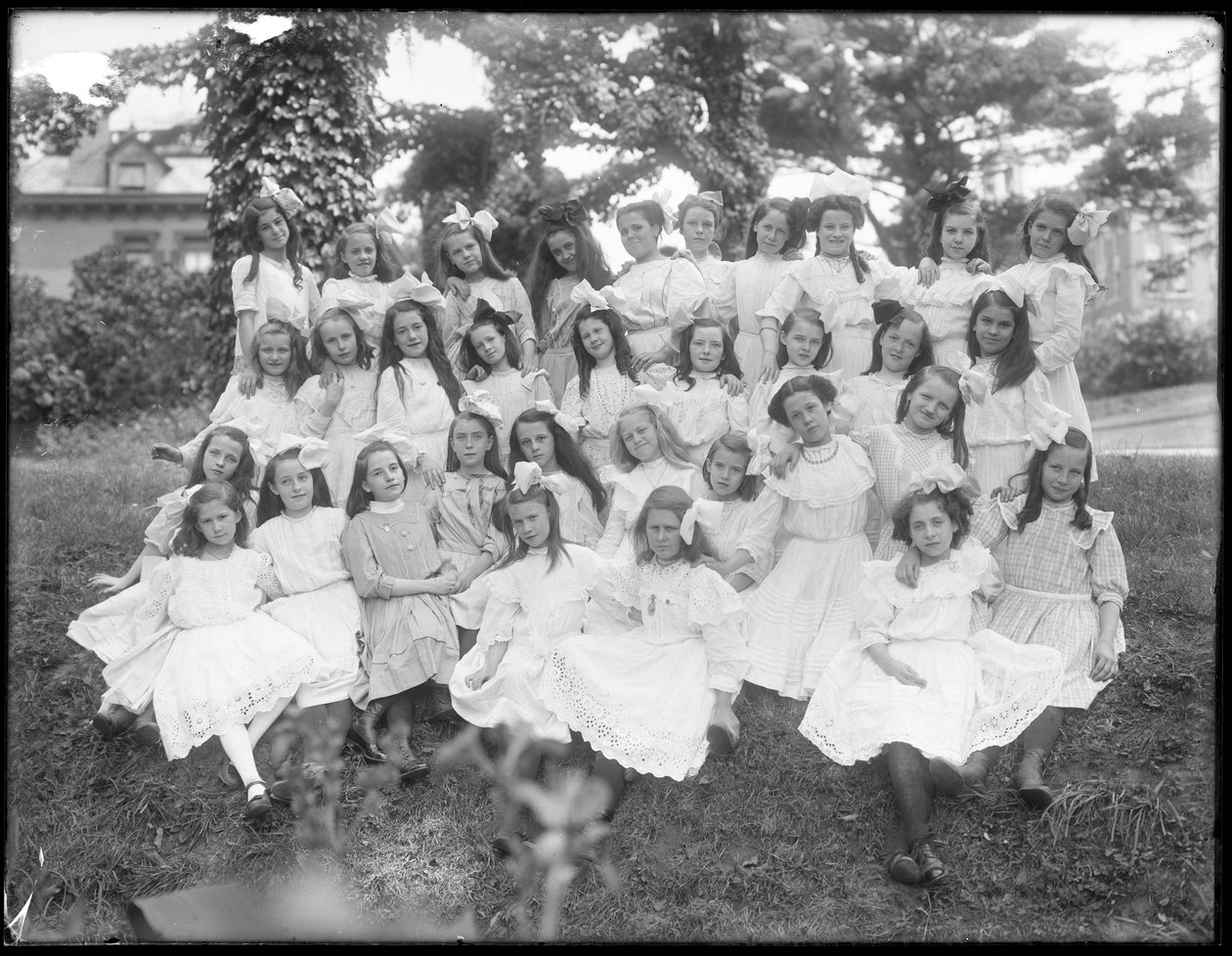Gruppporträtt av oidentifierade små flickor, troligen den romersk-katolska föräldralösa asylen, Kingsbridge, Bronx, ca 1910 av William Davis Hassler