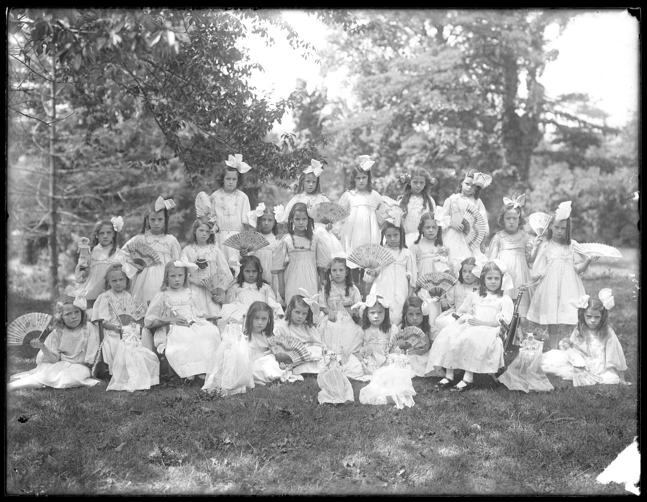 Gruppporträtt av oidentifierade små flickor, troligen den romersk-katolska föräldralösa asylen, Kingsbridge, Bronx, ca 1910 av William Davis Hassler
