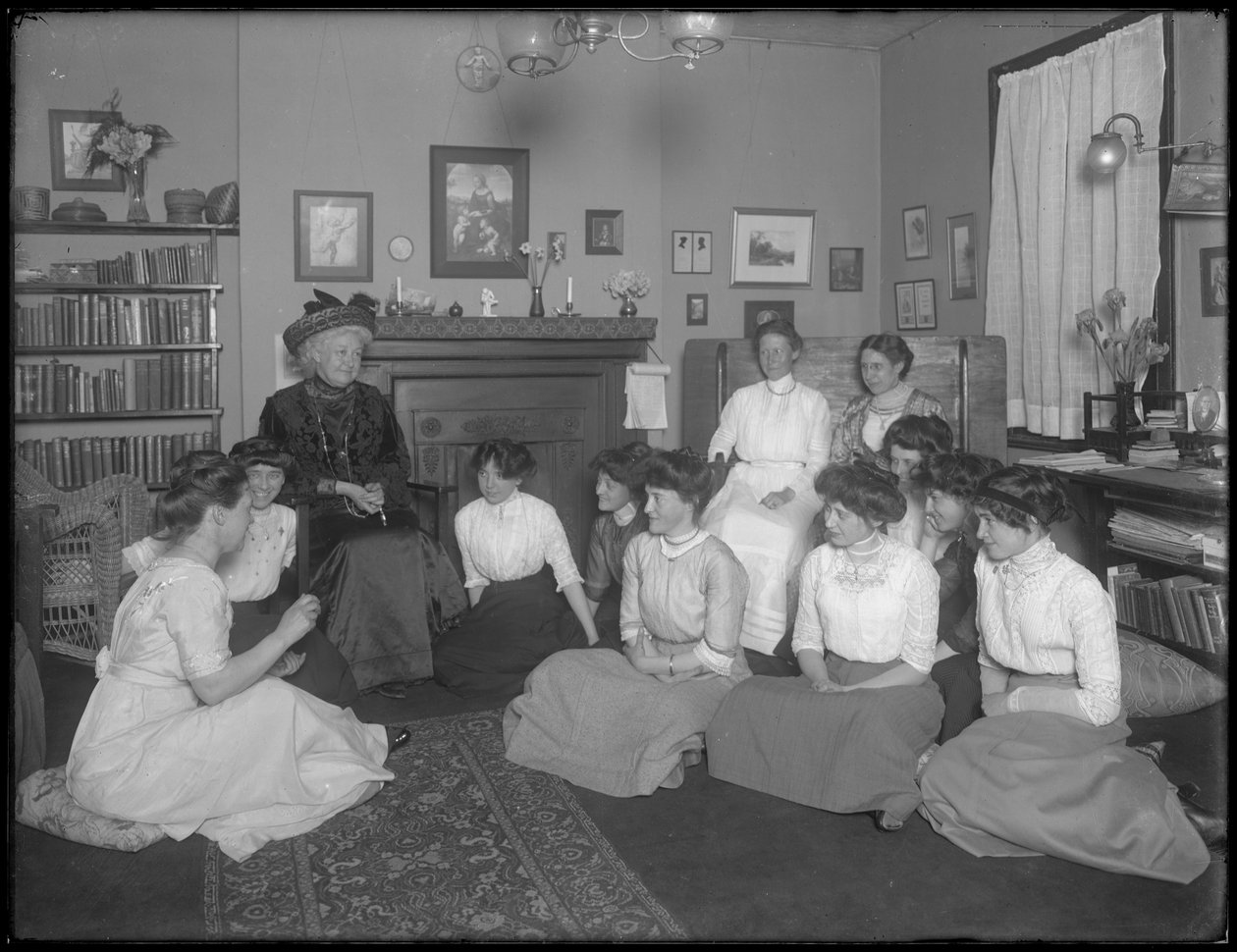 Harriet E. Hassler med en grupp unga kvinnor, 206 W. 13th Street, New York, ca 1912 av William Davis Hassler