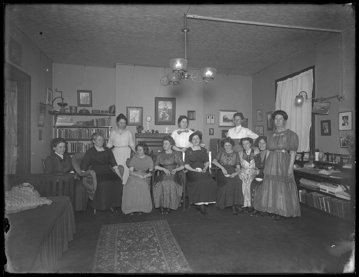 Harriet E. Hassler med en grupp unga kvinnor, 206 W. 13th Street, ca 1912 av William Davis Hassler