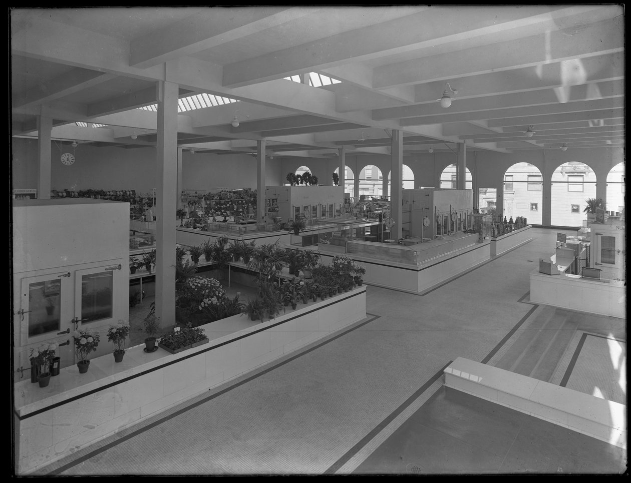 Interiörfoto från hög vinkel av 95th Street Market, New York City, 25 oktober 1915. av William Davis Hassler