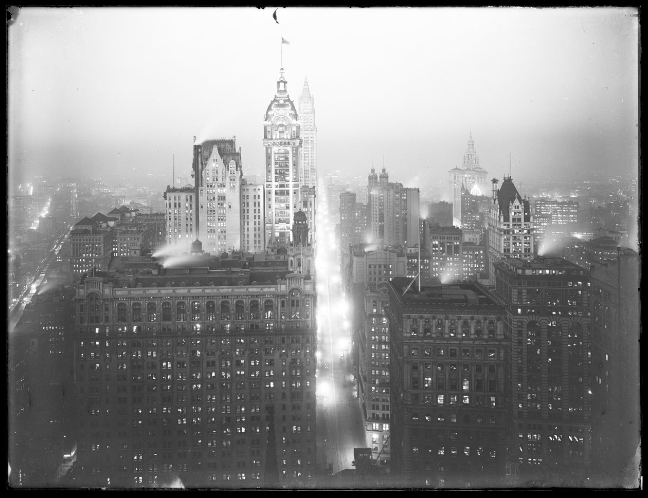 Nattens dimmiga vy av nedre Manhattan i norr, med Singer Building, Woolworth Building och Municipal Building synliga, ca 1913. av William Davis Hassler