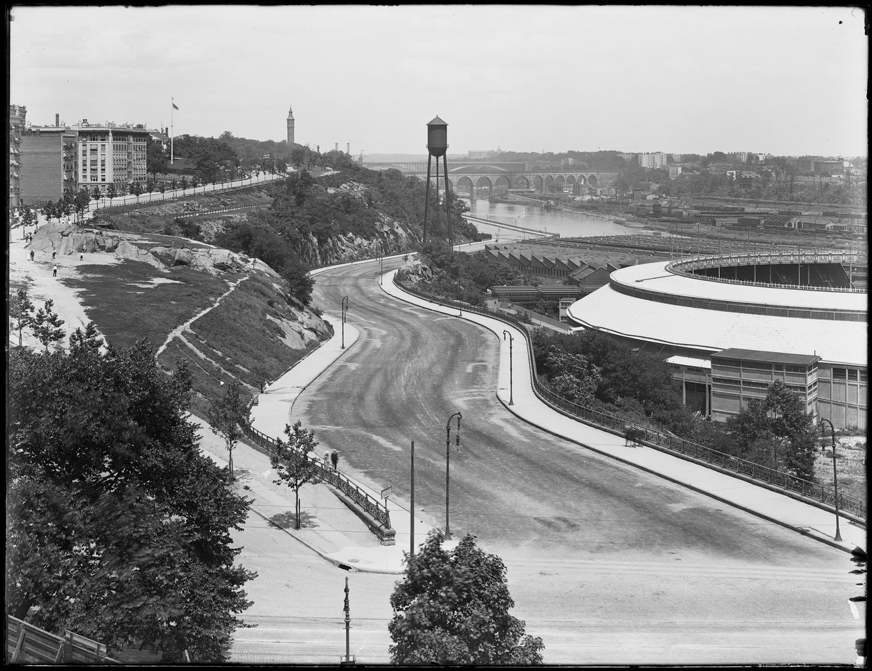 Högvinkelbild av Harlem River Drive som löper förbi Polo Grounds, New York City, omkring 1914. av William Davis Hassler