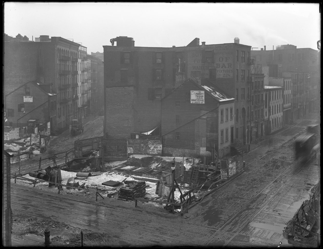 Högvinkelvy av korsningarna mellan Downing Street, West Houston Street och Varick Street, New York City, 18 februari 1916 av William Davis Hassler