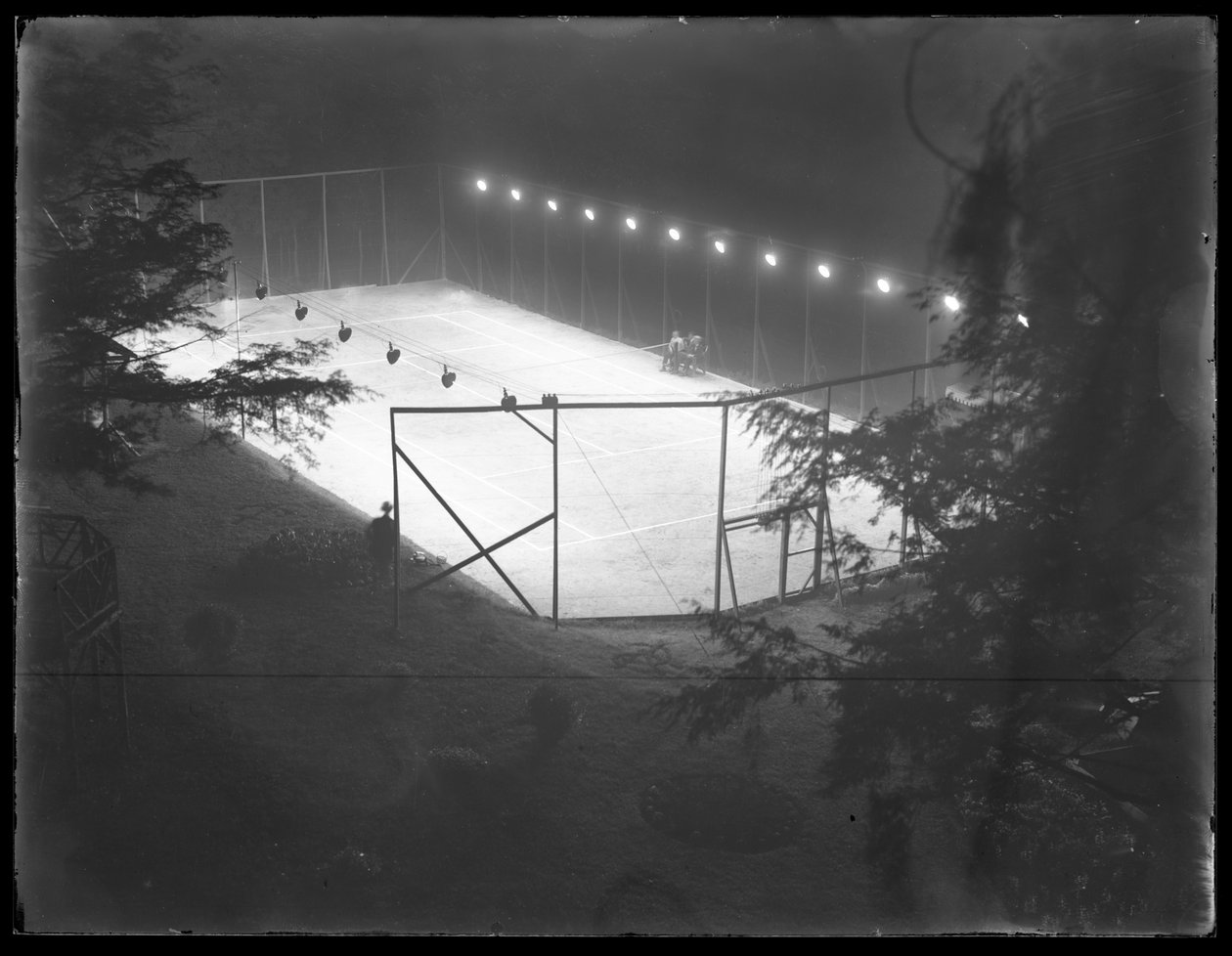 Högvinkelvy av en oidentifierad lertennisbana på natten, odaterad, juli 1915 av William Davis Hassler