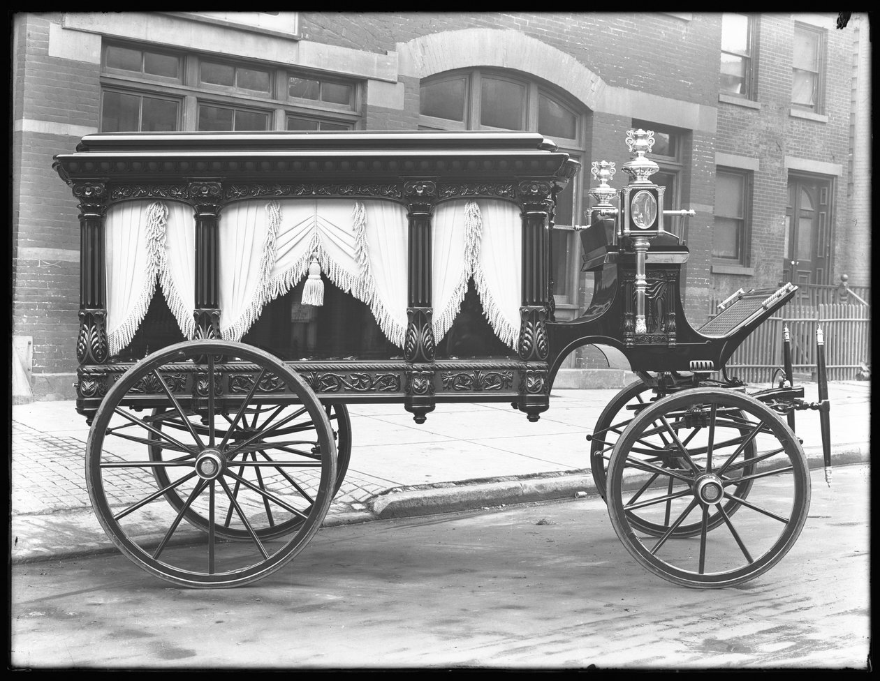 Hästdragen likbil tillhörande F.S. York, parkerad på W. 145th Street (eller E. 145th Street), New York City, 1 december 1914. av William Davis Hassler