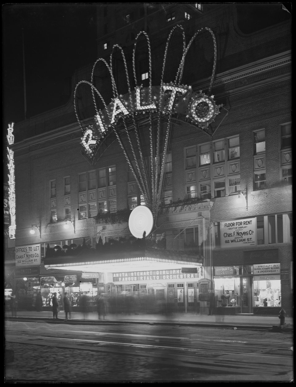 Belyst tält för Rialto Theater, New York City, 6 januari 1917. av William Davis Hassler