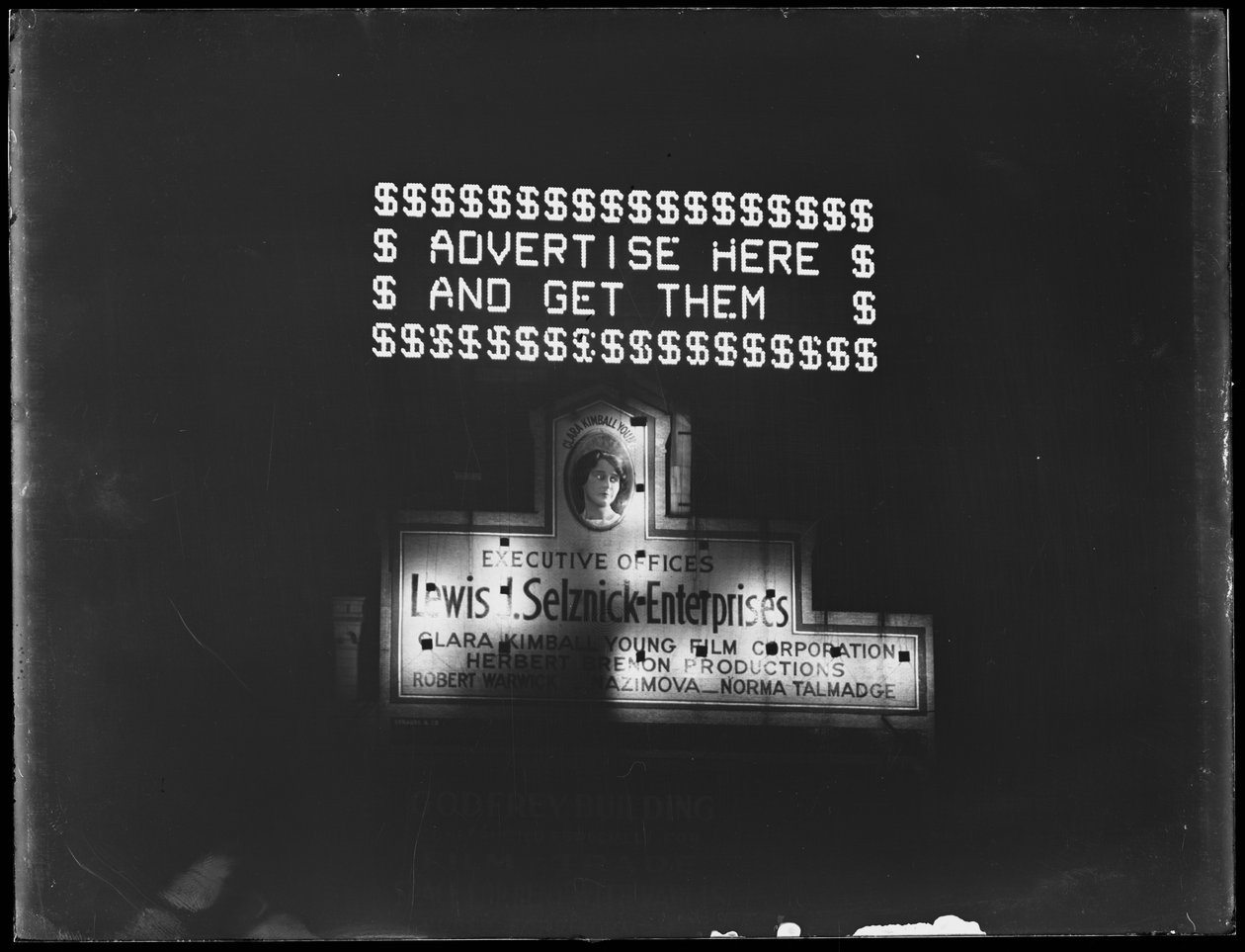 Ljusskylt för reklam och ljusskylt för Selznick Enterprises, New York City, januari 1917. av William Davis Hassler