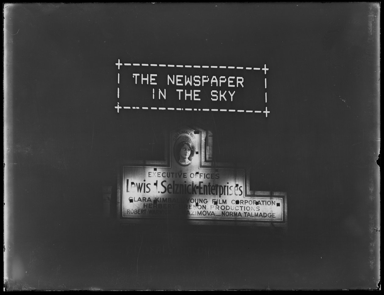 Ljusskylt för reklam och ljusskylt för Selznick Enterprises, New York City, januari 1917. av William Davis Hassler
