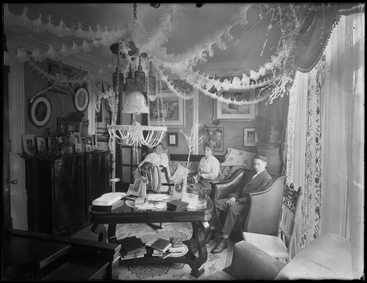 Interiören i herr och fru William Mill Butlers bostad, dekorerad för jul, 4 januari 1917 av William Davis Hassler