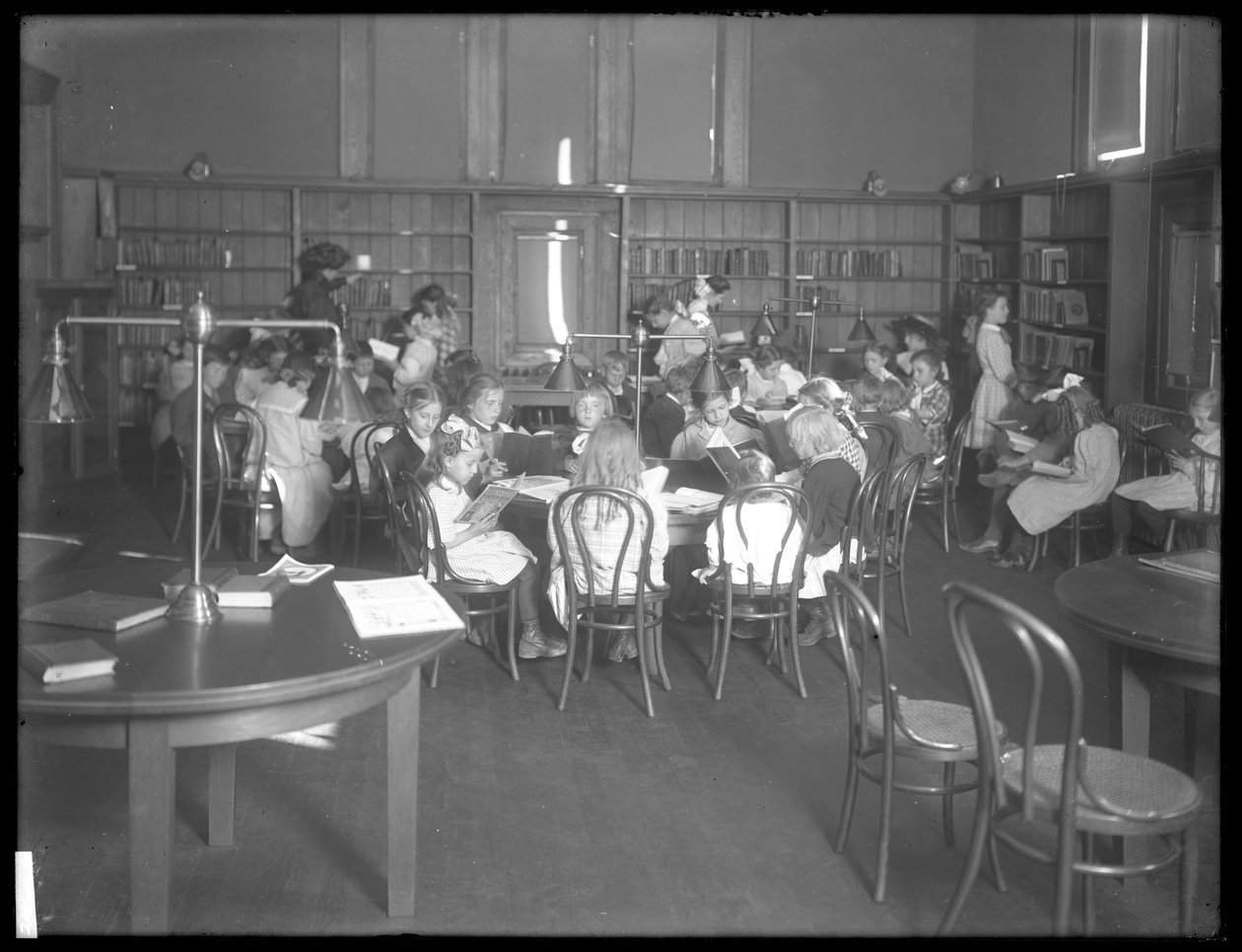 Inre vy av en oidentifierad gren av Queens Borough Public Library, c.1910 av William Davis Hassler