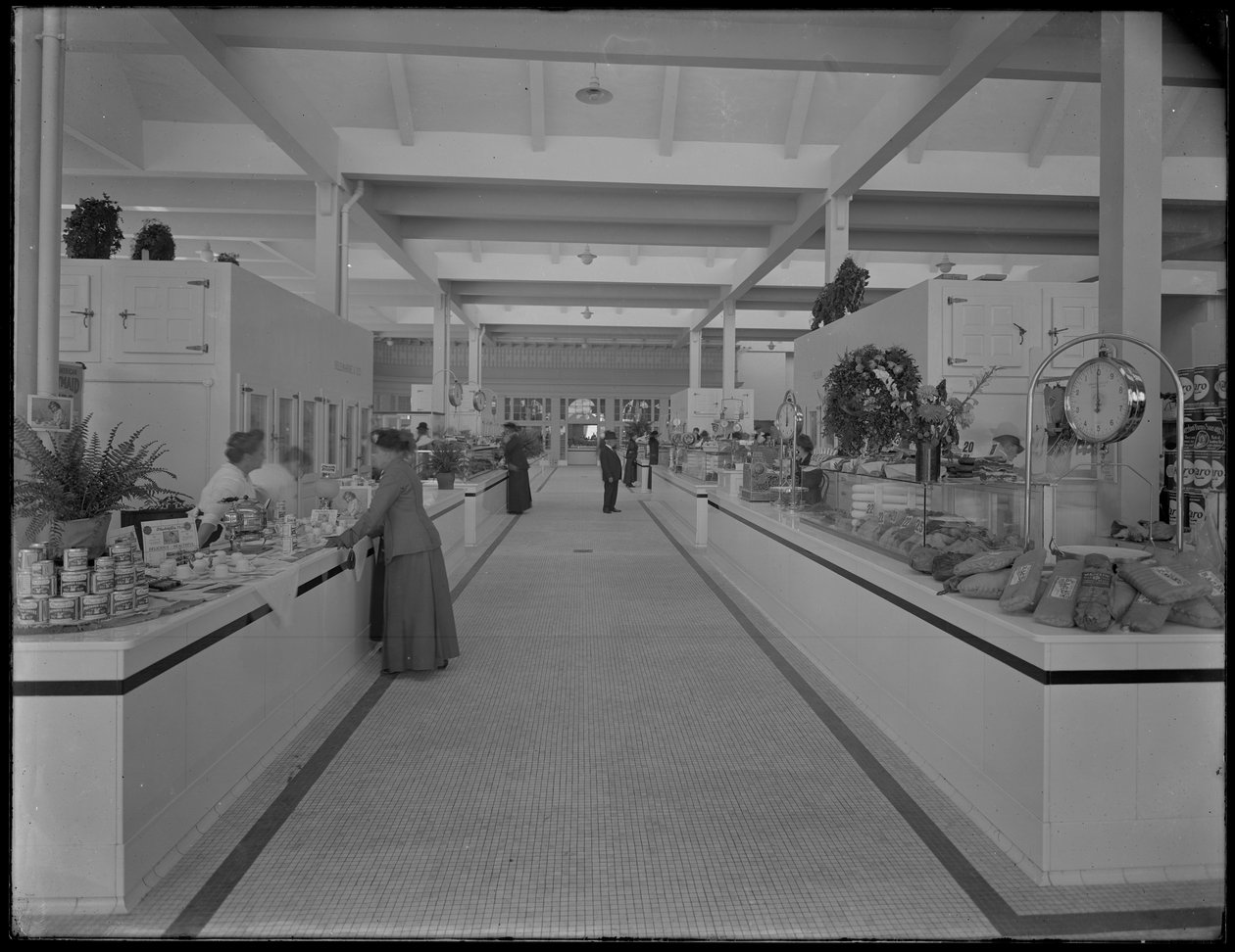 Interiörvy av 95th Street Market som ser söderut, New York City, 22 oktober 1915 av William Davis Hassler