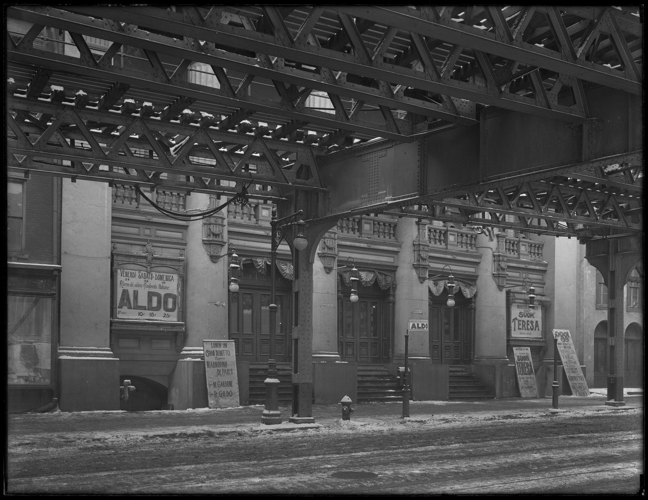 Italienska skyltar utanför Thalia Theatre, 46 Bowery, New York City, mars 1916 av William Davis Hassler