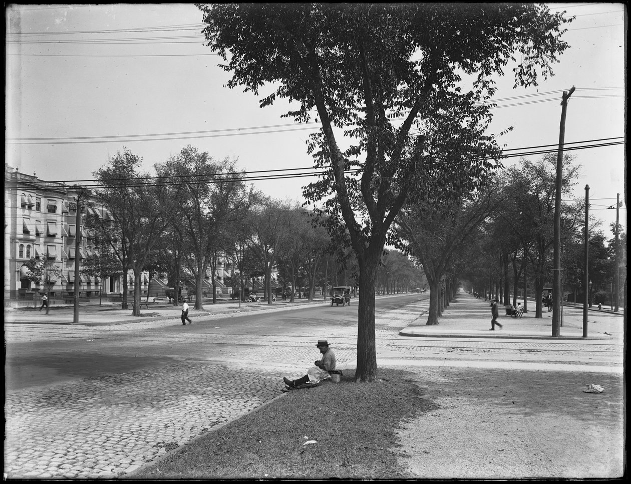 Man i halmbåtare med lunchhink, Eastern Parkway på Nostrand Avenue, Brooklyn, 31 augusti 1914 av William Davis Hassler