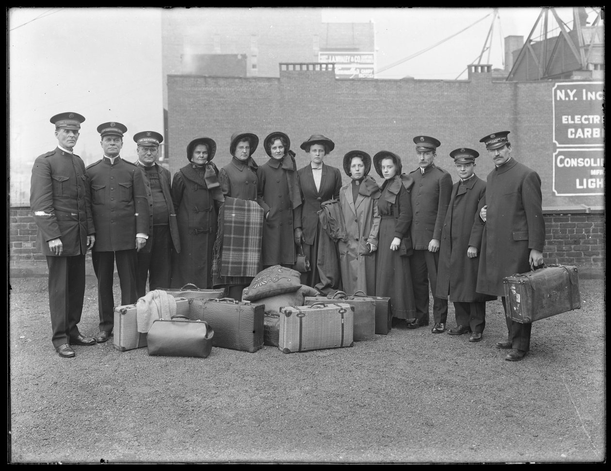 Medlemmar av Frälsningsarméns hjälpkår på väg att ge sig av till översvämningen i Dayton, Ohio, mars 1913 av William Davis Hassler