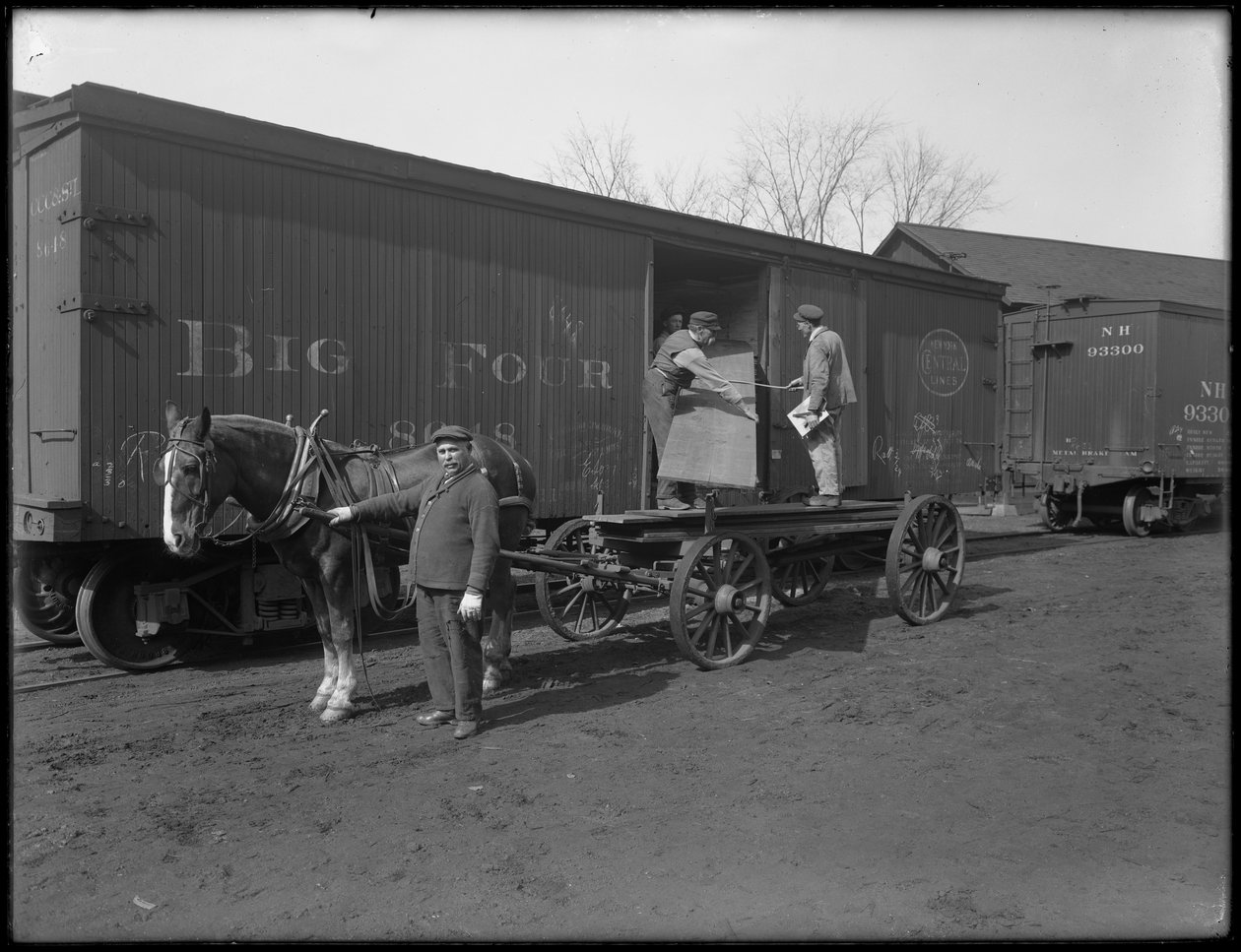 Män som mäter och inspekterar timmer för användning i skrintillverkning, Oneida, New York, 3 april 1916 av William Davis Hassler