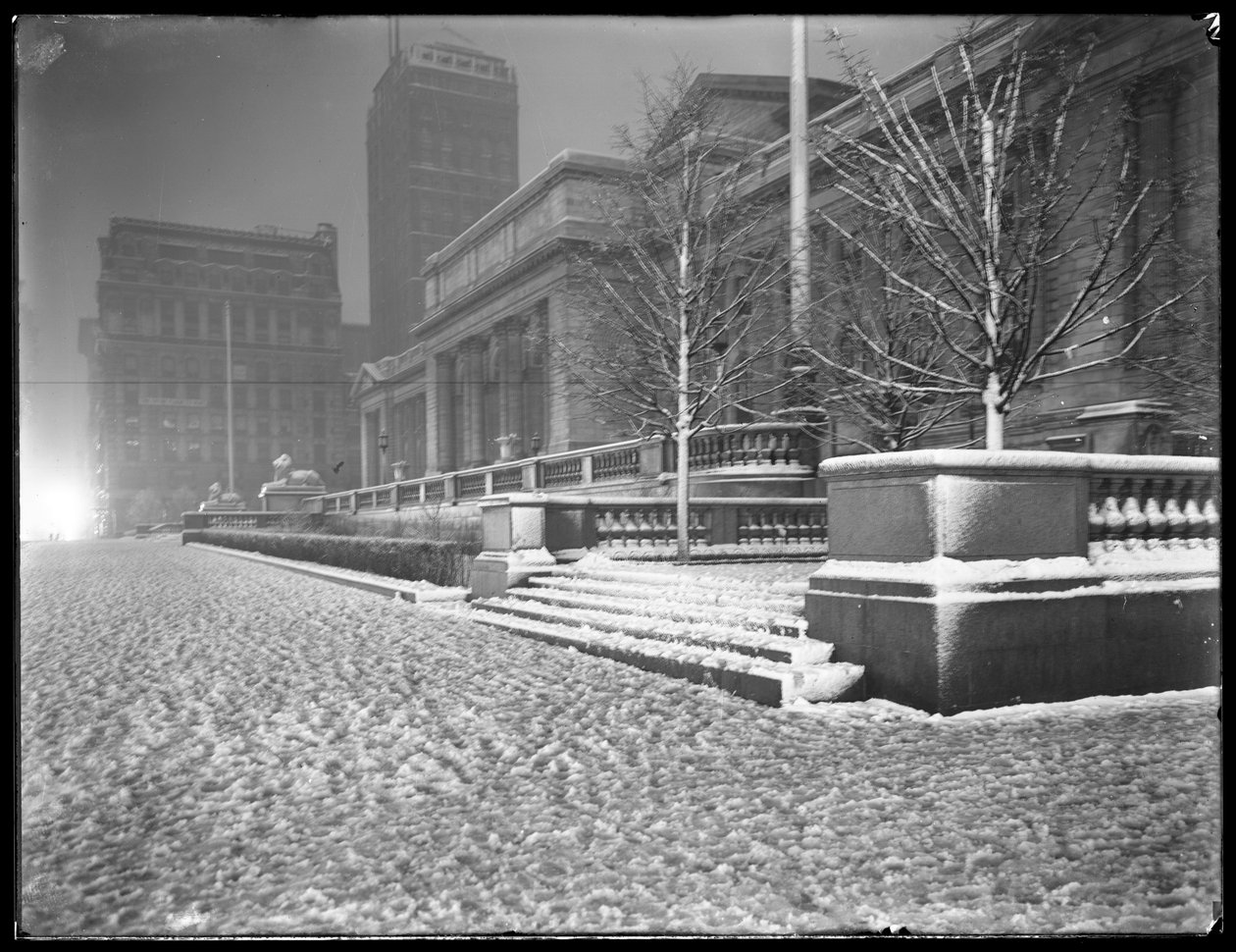Nattvy av Fifth Avenue-fasaden på huvudgrenen av New York Public Library i snön, 42nd Street och Fifth Avenue, New York City, 6 mars 1915 av William Davis Hassler