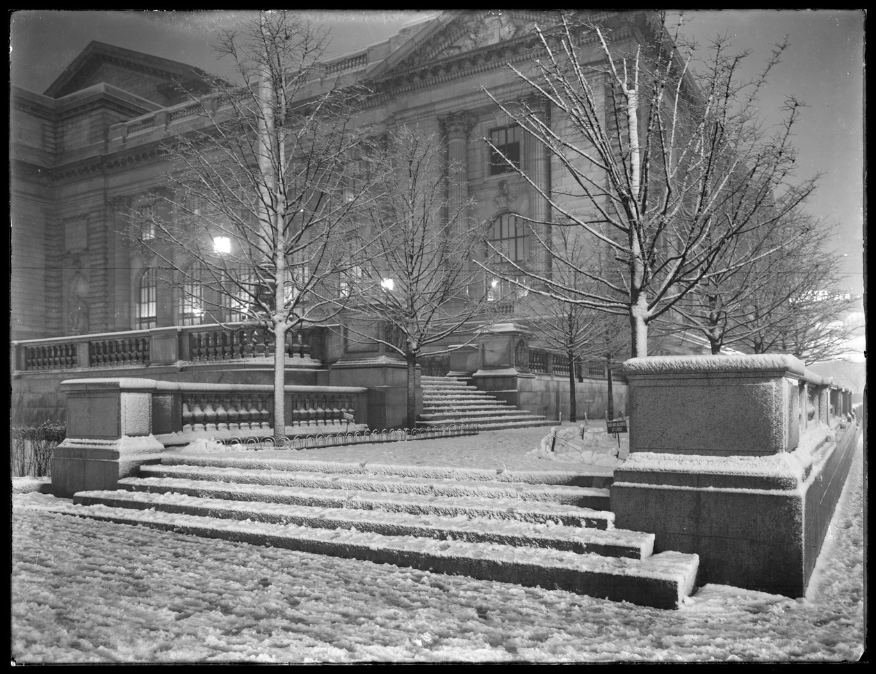 Nattvy av det nordöstra hörnet av trappstegen utanför huvudgrenen av New York Public Library i snön, 42nd Street och Fifth Avenue, New York City, 6 mars 1915 av William Davis Hassler