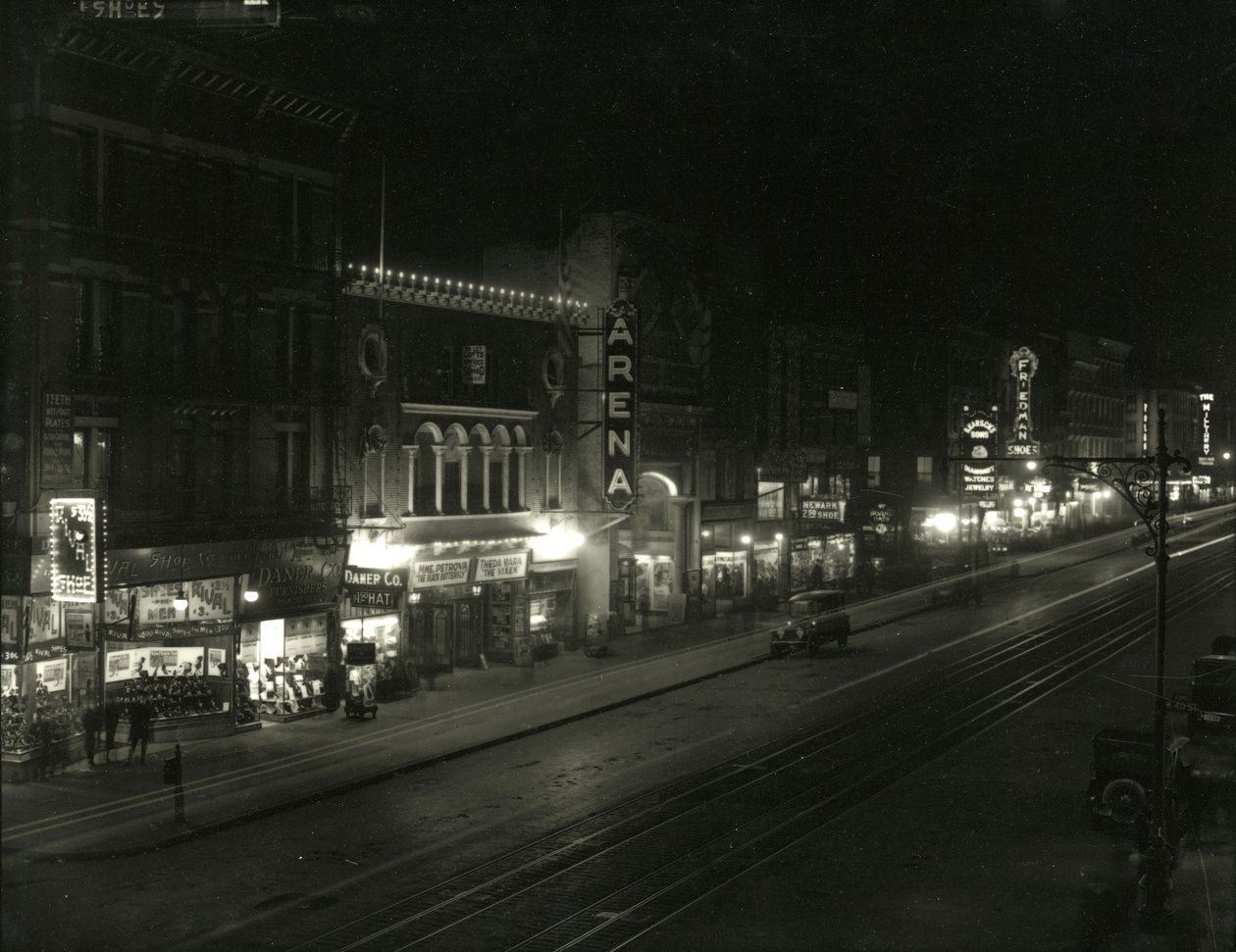 Nattvy på södra sidan av 23rd Street mellan Sixth and Seventh Avenue, ca 1916-17 av William Davis Hassler