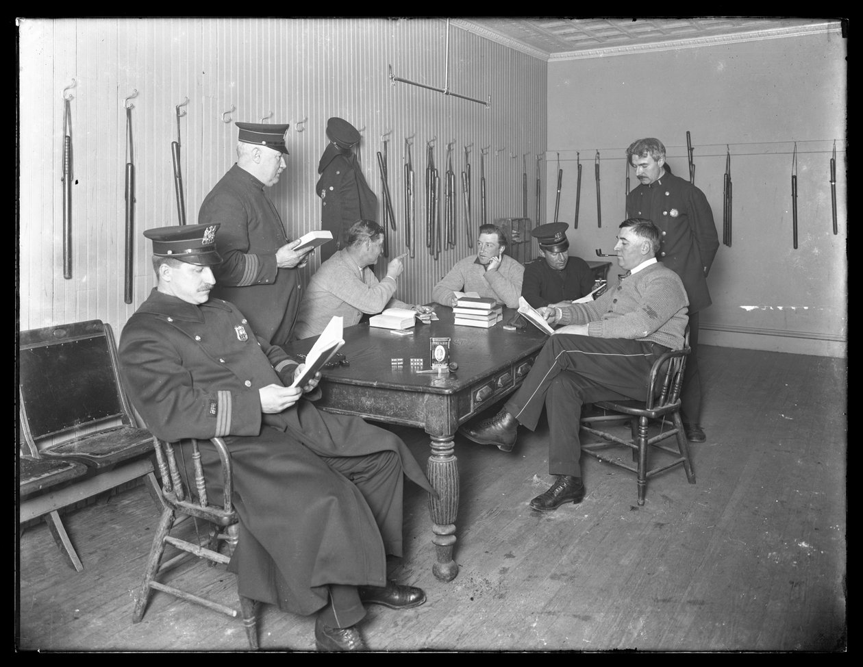 Poliser slappnar av på en oidentifierad polisstation, ca 1913-14 av William Davis Hassler