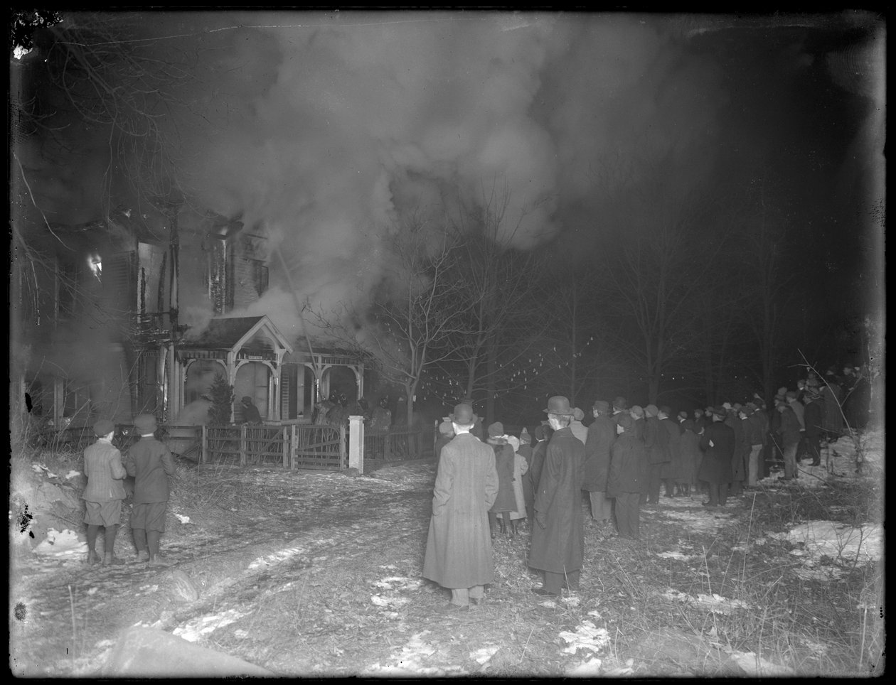 Prescott Cottage brand på natten, Inwood Hill, 1914 av William Davis Hassler