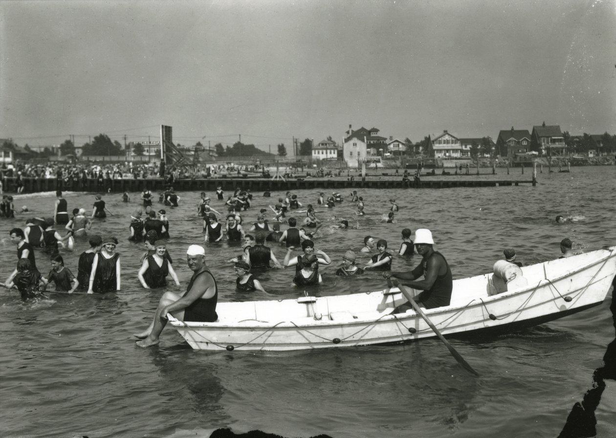 Roddbåt och simmare i vattnet, Coney Island, c.1910-21 av William Davis Hassler